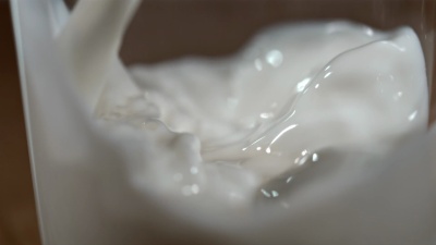 把牛奶倒进玻璃杯