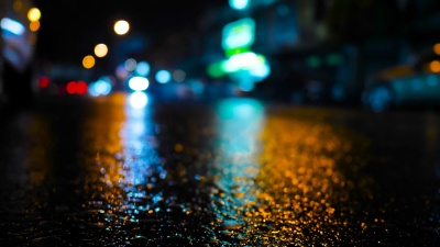 曼谷城市雨中交通的散焦。