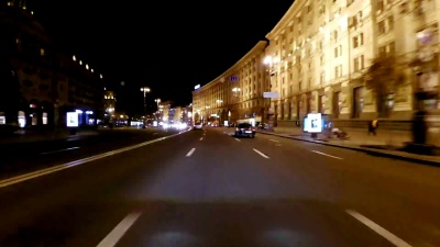 夜间城市街道高速行驶时间