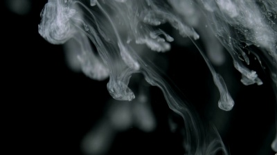 白色背景上的水中的黑色抽象墨水。