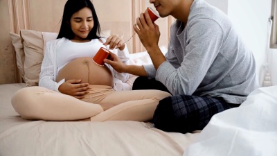父母在肚子上聊天玩耍CAN手机怀孕