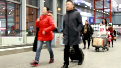 散焦的旅客走在机场