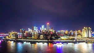 夜晚从河边看重庆的城市风光和天际线。时间间隔