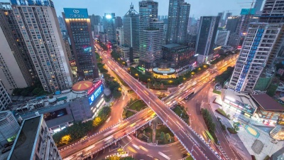 夜间消逝时现代城市中心区道路交叉口鸟瞰