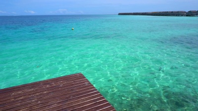 Maldive海洋甲板豪华天堂度假胜地的平移视图