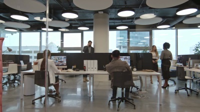 在现代办公室工作的商务人士