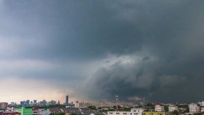 延时摄影；美丽的暴风雨和灰云。
