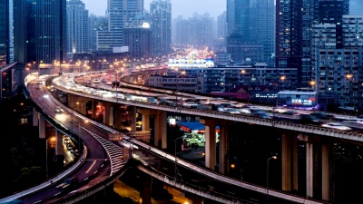 从黄昏到夜晚，中国上海高速公路和交通的鸟瞰