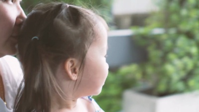 高尔夫球车上的小女孩