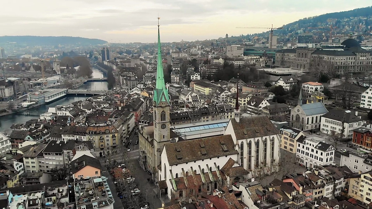 瑞士苏黎世中心13世纪罗马式教堂和林马特河