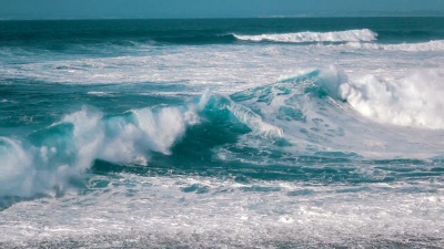 海浪在海岸上破碎