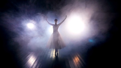 芭蕾舞女演员的剪影转过身来。慢动作。高清。
