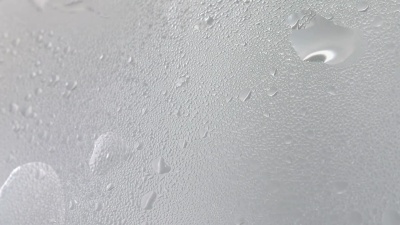 从热水中滴出的水蒸气滴在雾状的玻璃上