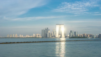 现代城市中靠近水的现代建筑时代套索