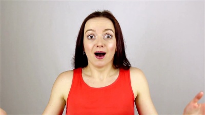 美丽的女人在白色背景上受到冲击