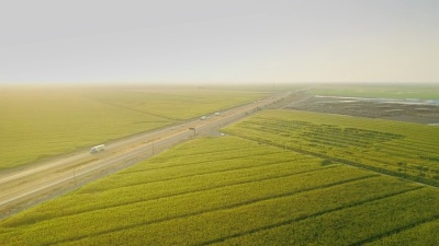 农场之间的州际跑步-空中拍摄