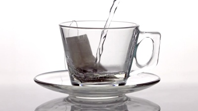 把水倒在茶袋上