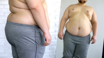 肥胖男子饱受腹部超重之苦，照镜子，健康问题