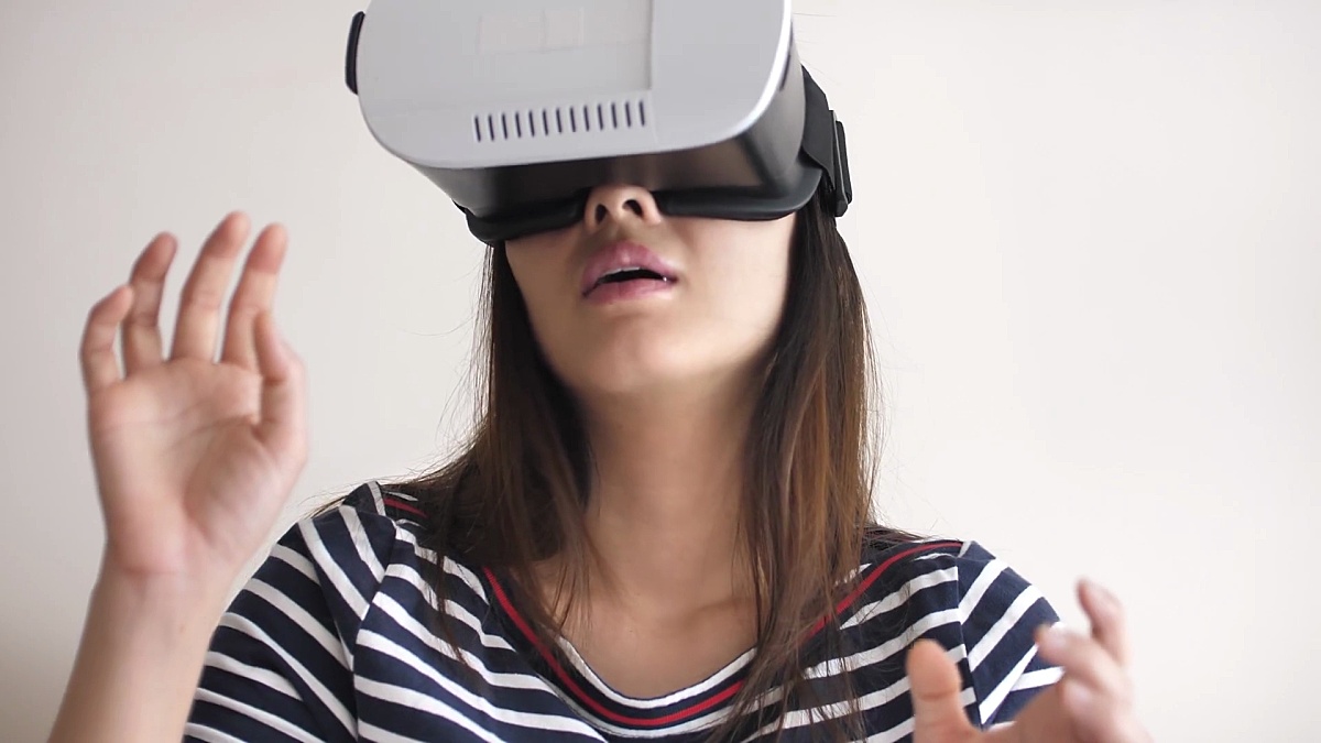 使用VR眼镜的妇女