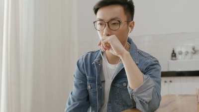 男人在客厅收听播客时注意力集中(慢动作)