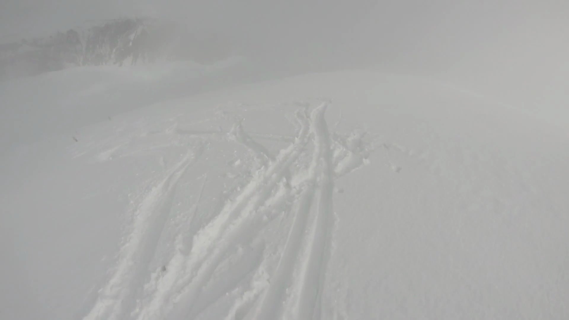 高山滑雪者下降粉坡的POV