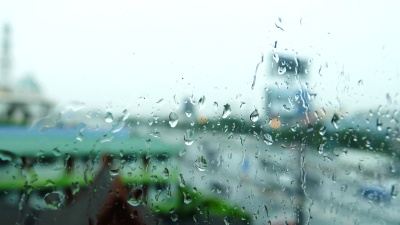   曼谷城市窗户上的雨滴