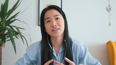 亚洲女性正在进行工作面试。
