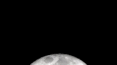 夜晚的超级月亮