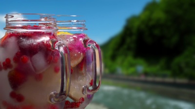 山河背景上的水果饮料