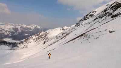 滑雪者滑出滑雪道
