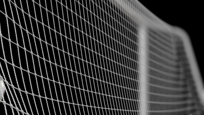 足球以慢动作飞进球门网。漂亮的足球3D动画的进球时刻。Alpha通道绿屏。
