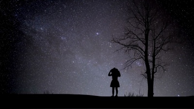 女孩看夜星流星雨的延时摄影