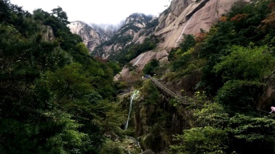 游客们走下黄山