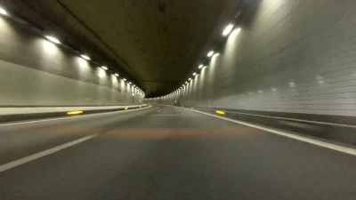 在隧道里开车-超低角度-
