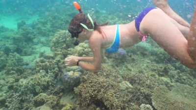 女孩在水下浮潜
