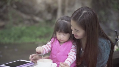 早餐时的母女