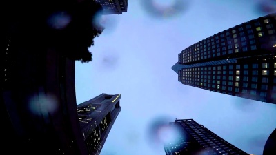 雨天的建筑物-仰望天空