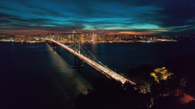 空中城市景观飞行视频海湾大桥和旧金山的天际线在夜间