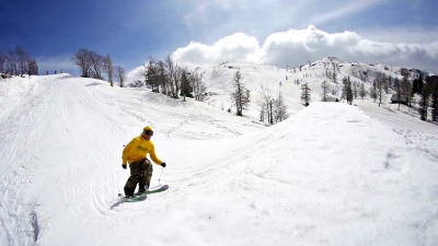 自由式滑雪运动员表演特技跳跃