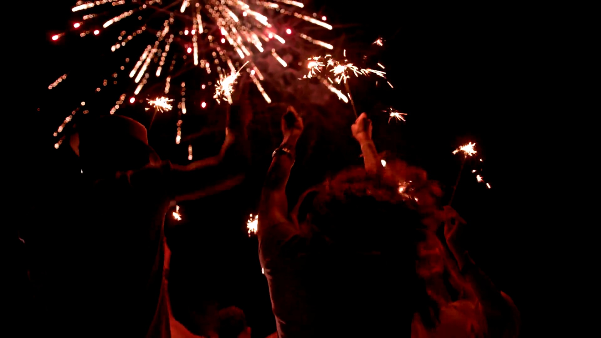 多民族潮人朋友燃放烟花庆祝7月4日