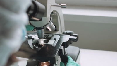 科学家在实验室用显微镜工作