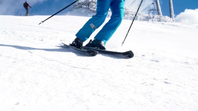 SLO MO女子滑雪者在镜头前喷雪
