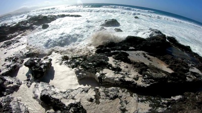 用泡沫在La火山海滩上慢动作的巨浪，Fuerteventura，大西洋， 