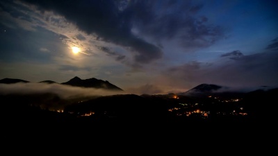 月光下的夜晚，快速移动的云朵越过乡村时间的流逝