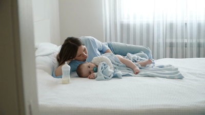 妈妈躺在她的小儿子旁边休息