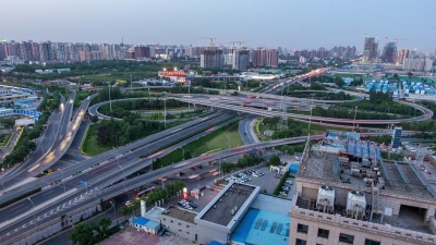 时光流逝——北京，繁忙路口鸟瞰图，从白天到夜晚(WS/Zoom)