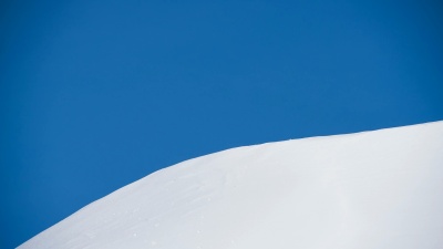 滑雪者在新雪上跳跃