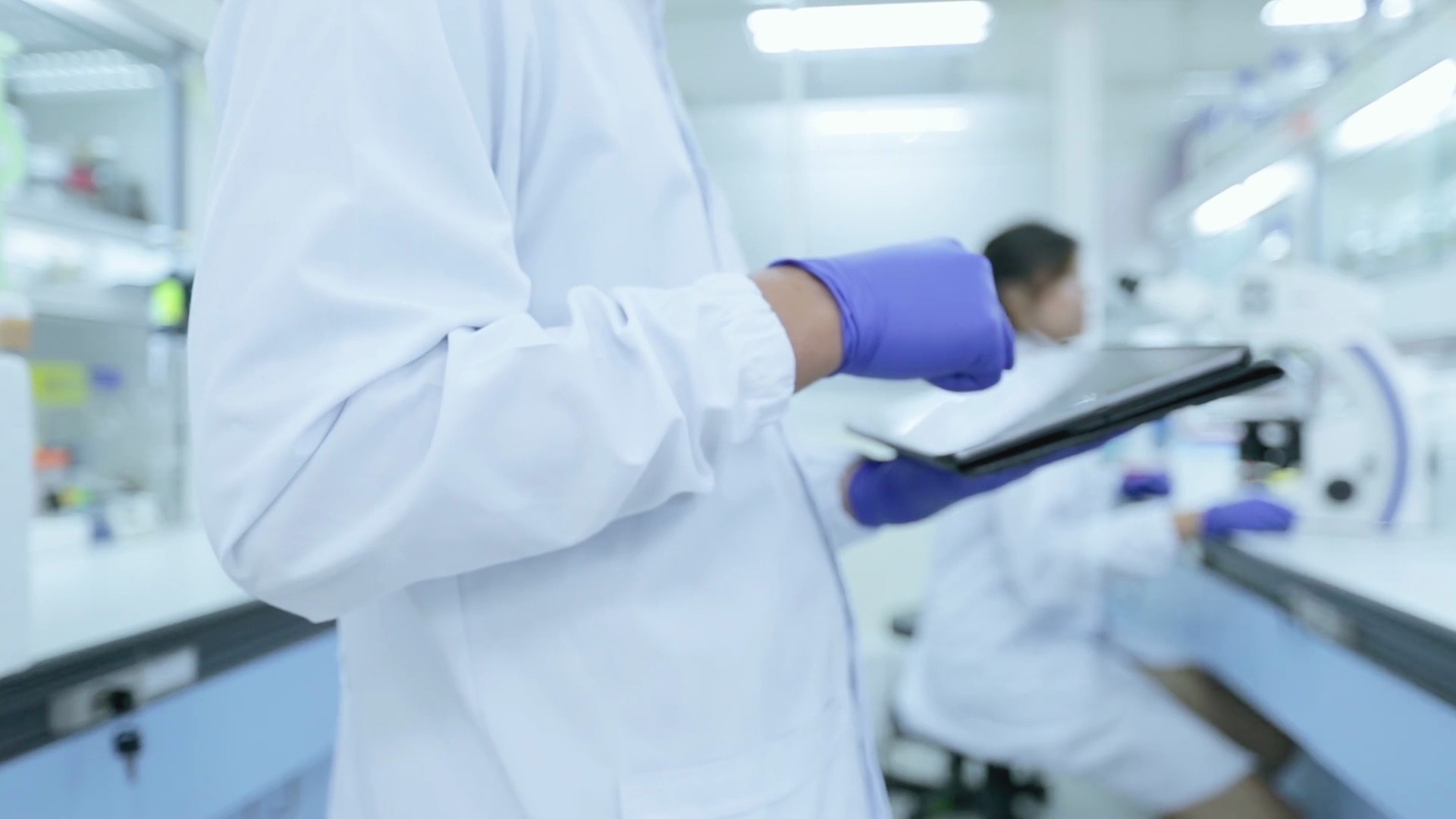 科学家在实验室使用数字平板电脑，概念科学与技术