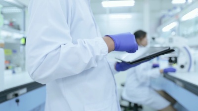 科学家在实验室使用数字平板电脑，概念科学与技术