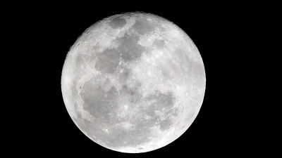 夜晚的超级月亮